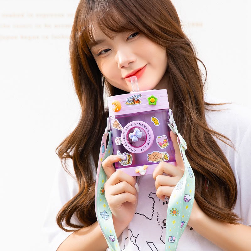 Cute Camera-Shaped Water Bottle for Kids & Girls – Portable Flat Square Straw Cup with Adjustable Shoulder Strap & DIY 3D Stickers, BPA-Free Leakproof Drinkware