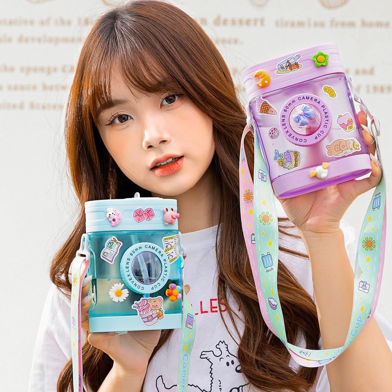 Cute Camera-Shaped Water Bottle for Kids & Girls – Portable Flat Square Straw Cup with Adjustable Shoulder Strap & DIY 3D Stickers, BPA-Free Leakproof Drinkware